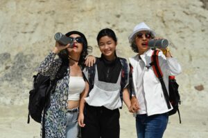 Recomendaciones para visitar Cusco en temporada alta two active middle aged women and teenage girl rest 2026 03 17 03 34 18 utc compressed